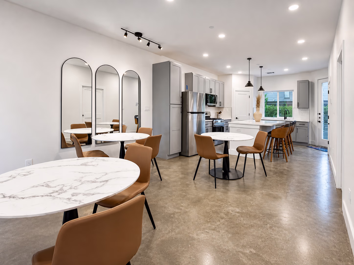 Suite workspace with dedicated desk