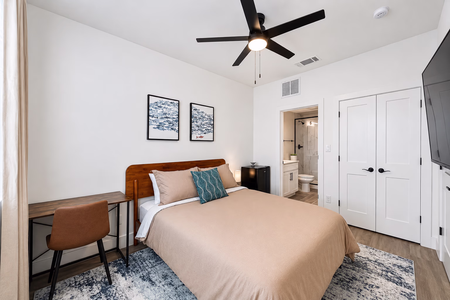 Furnished private suite with queen bed in Bishop Arts